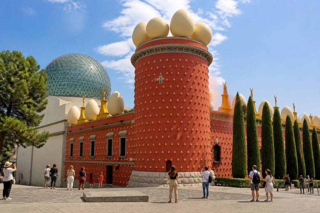découvrez le musée dalí à figueres : avis des visiteurs, tarifs d'entrée, horaires d'ouverture et profitez d'une visite virtuelle immersive du célèbre musée dédié à salvador dalí.